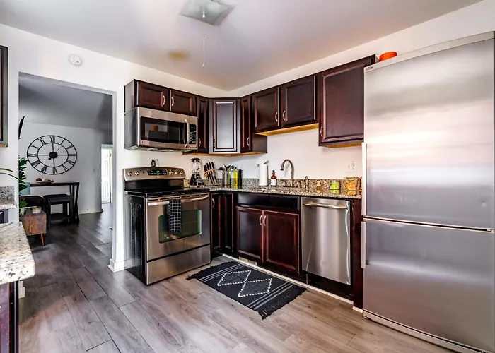 Jungle House Luxury Homes - Downtown Short North - Steps To Convention Center & Nationwide Arena - Sleeps Up To 6 - Free Parking - Over 5,800 Five Stars *
