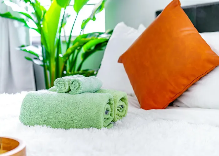 Jungle House Luxury Homes - Downtown Short North - Steps To Convention Center & Nationwide Arena - Sleeps Up To 6 - Free Parking - Over 5,800 Five Stars *