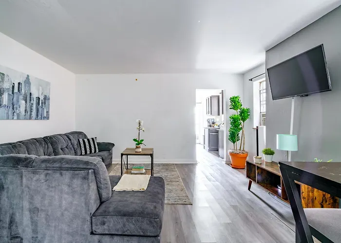 Jungle House Luxury Homes - Downtown Short North - Steps To Convention Center & Nationwide Arena - Sleeps Up To 6 - Free Parking - Over 5,800 Five Stars *