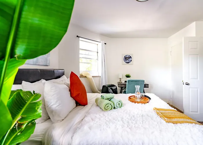 Jungle House Luxury Homes - Downtown Short North - Steps To Convention Center & Nationwide Arena - Sleeps Up To 6 - Free Parking - Over 5,800 Five Stars *