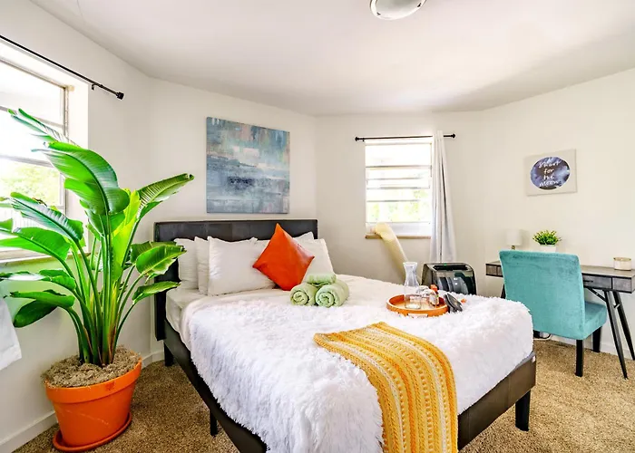 Jungle House Luxury Homes - Downtown Short North - Steps To Convention Center & Nationwide Arena - Sleeps Up To 6 - Free Parking - Over 5,800 Five Stars