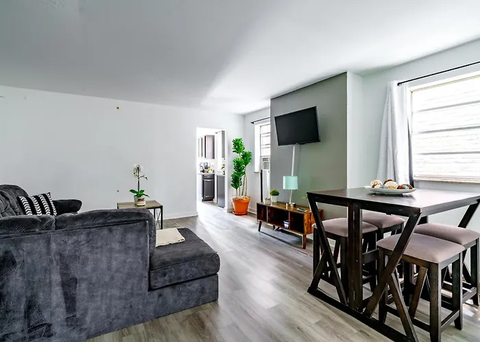 Jungle House Luxury Homes - Downtown Short North - Steps To Convention Center & Nationwide Arena - Sleeps Up To 6 - Free Parking - Over 5,800 Five Stars *